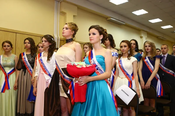 Alumnos no identificados en traje formal en concierto escolar de graduación — Foto de Stock