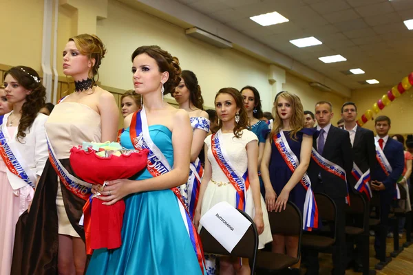 Alumnos no identificados en traje formal en concierto escolar de graduación — Foto de Stock