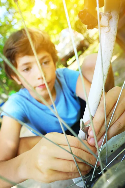 Teenage ragazzo riparazione bicicletta ruota da vicino — Foto Stock