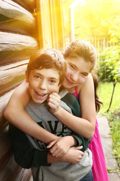 Tiener broers en zussen, broer en zus knuffel dicht omhoog — Stockfoto