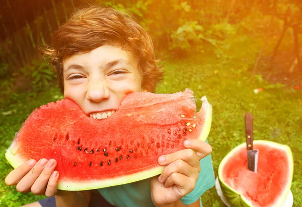 Menino comendo melancia sorrindo — Fotografia de Stock