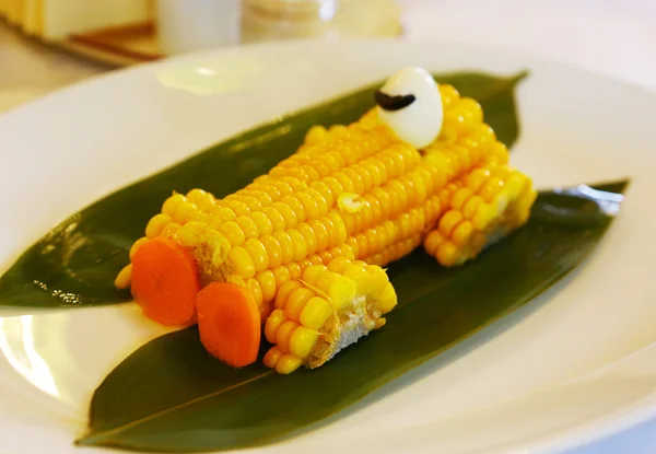 Carrozzina di mais bollita con fari carota — Foto Stock