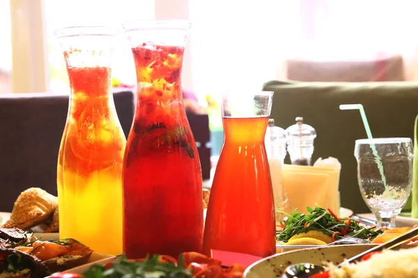 Transparente Gläser mit Fruchtgetränk auf dem Tisch — Stockfoto