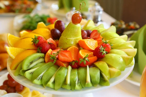 레스토랑 테이블에 디자인 컷된 과일 접시 — 스톡 사진