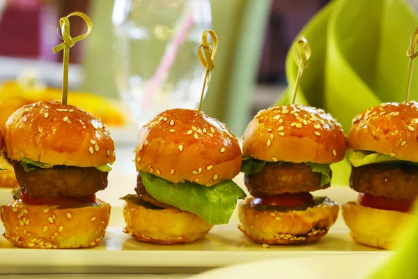 Mini hambúrguer com folha de salada servida em prato — Fotografia de Stock