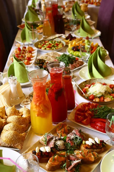 Restaurante mesa longa servida com lanche bebida alimentar — Fotografia de Stock