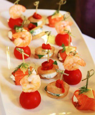 kiraz domates üzerinde sopa ile karides