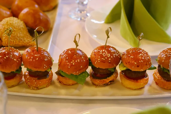 Mini hambúrguer com folha de salada servida em prato — Fotografia de Stock