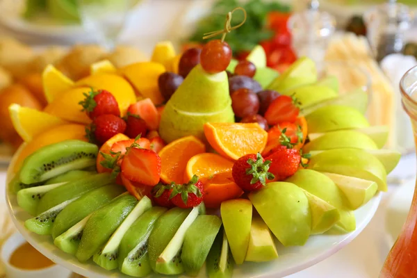 Fruta cortada projetado prato na mesa do restaurante — Fotografia de Stock