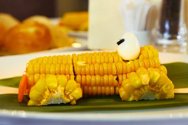 Carrozzina di mais bollita con fari carota — Foto Stock