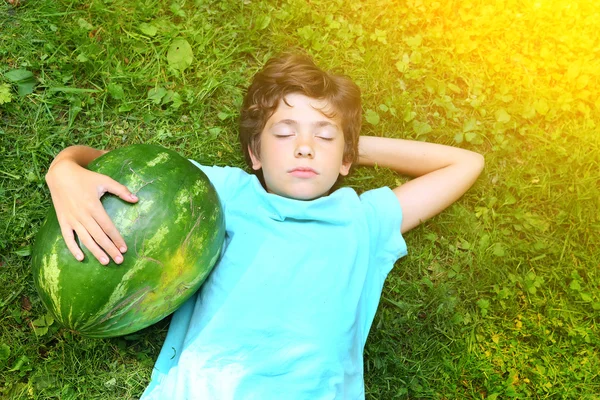 Skrattande preteen stilig pojke med vattenmelon — Stockfoto