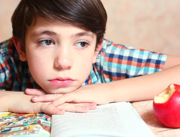 Preadolescente guapo chico con abierto libro leer —  Fotos de Stock