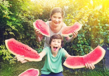 erkek ve kız teen karpuz yeme eğlenceler