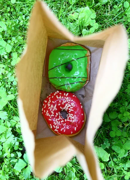 Çörek kırmızı çilek ve yeşil ming tepesi — Stok fotoğraf