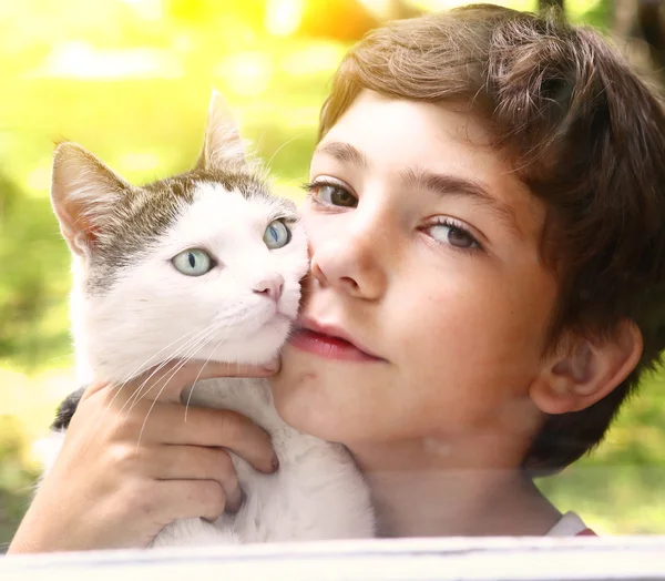 Preadolescente guapo chico con tom gato — Foto de Stock