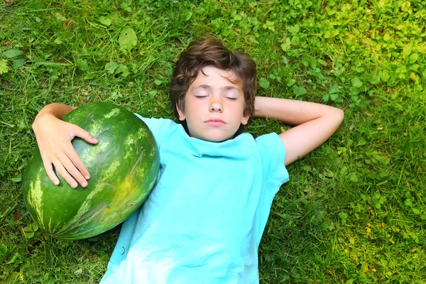 Preteen stilig pojke med vattenmelon — Stockfoto