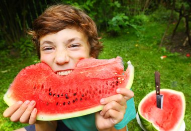su kavun ekşitmeden yiyen çocuk