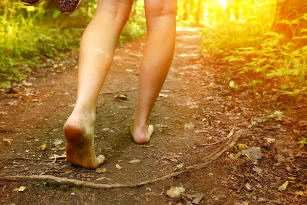 Orman yolu yürüyüş feet yukarıya fotoğraf kapatmak — Stok fotoğraf