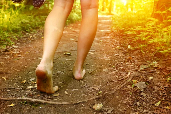 Füße auf dem Waldweg aus nächster Nähe Foto lizenzfreie Stockbilder
