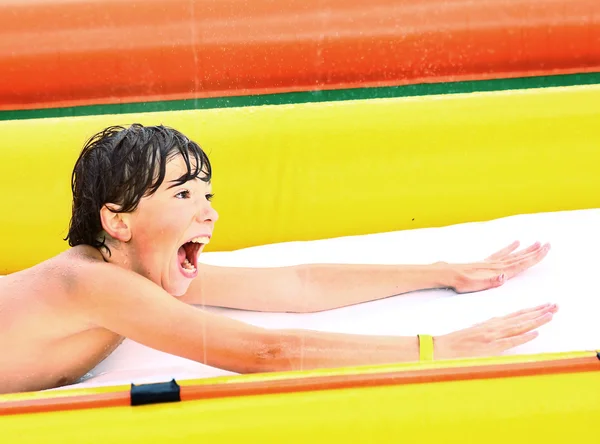 Preadolescente chico en al aire libre aqua park — Foto de Stock