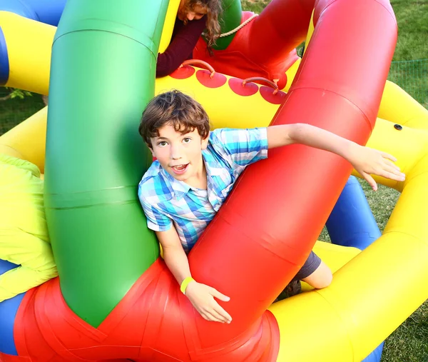 Preteen ragazzo felice in parco divertimenti all'aperto — Foto Stock