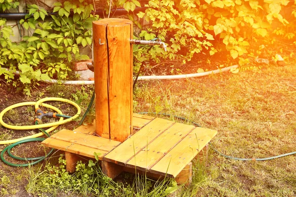 Baumstamm Wasserband Steckdose im Garten — Stockfoto