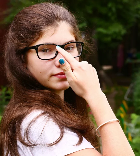 Kısa gözlük yakından görme ile güzel kız — Stok fotoğraf