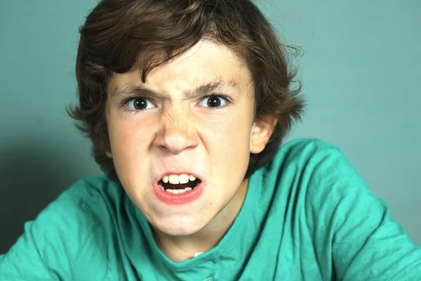 Preteen αγόρι όμορφος θυμωμένος κοντινό πορτρέτο — Φωτογραφία Αρχείου