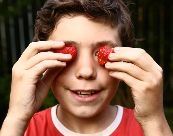 Pojke upp porträtt med jordgubbar — Stockfoto