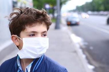çocuk koruma maskesi Otoban şehrin üzerinde