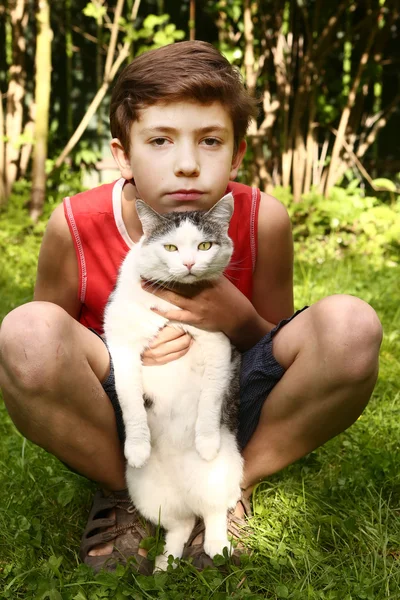 Niño y gato foto al aire libre — Foto de Stock