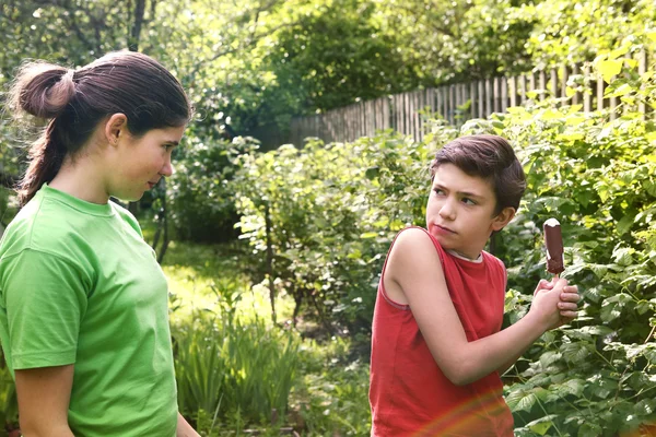 Teen siblings couple boy and girl quarreling — Stock Image Teen siblings couple boy and girl quarreling Stock Photo