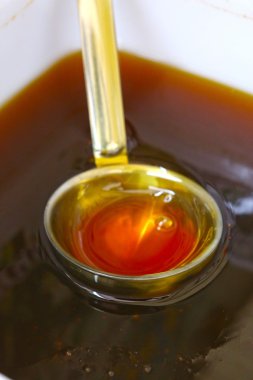 Genç bal kepçe ile kapatmak yukarıya fotoğraf