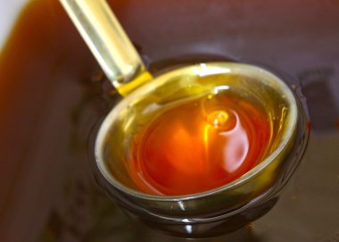 Genç bal kepçe ile kapatmak yukarıya fotoğraf