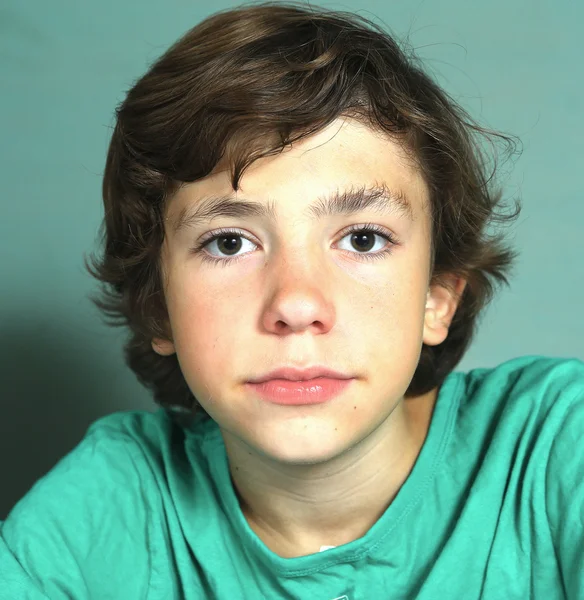 Preteen hübsch junge in der nähe nach oben portrait — Stockfoto