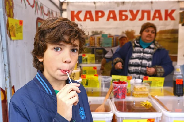 La mayor feria anual de miel de otoño en Moscú, Rusia — Foto de Stock