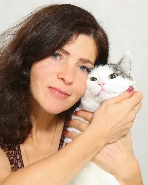 Женщина с котом крупным планом портрет изолирован на белом — стоковое фото