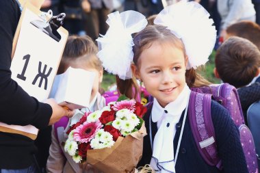 Moskova'da ilk okul günü çiçek çocuklarla