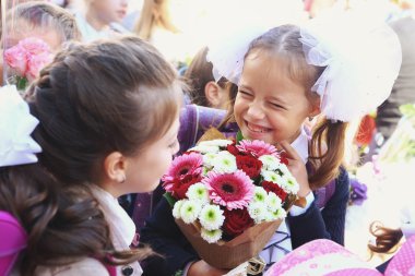 Moskova'da ilk okul günü çiçek çocuklarla