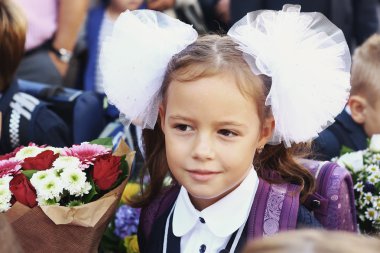 Moskova'da ilk okul günü çiçek çocuklarla