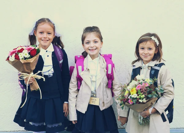 Niños con flores en el primer día escolar en Moscú — Foto de Stock