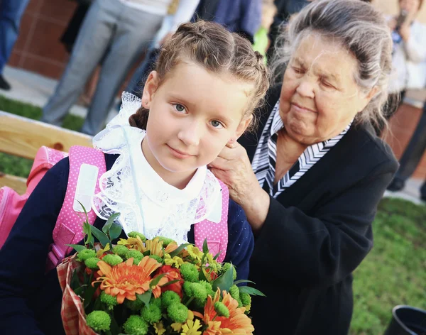 Діти з квітами на перший день в школі в Москві — стокове фото