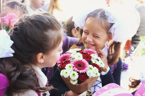 Enfants avec des fleurs le premier jour d'école à Moscou — Photo