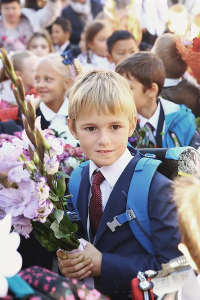 Enfants avec des fleurs le premier jour d'école à Moscou — Photo
