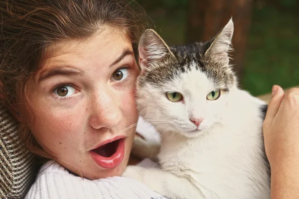 Tiener meisje knuffel kat dicht omhoog portret — Stockfoto