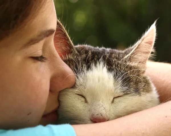 Adolescente chica abrazo gato de cerca hasta retrato — Foto de Stock