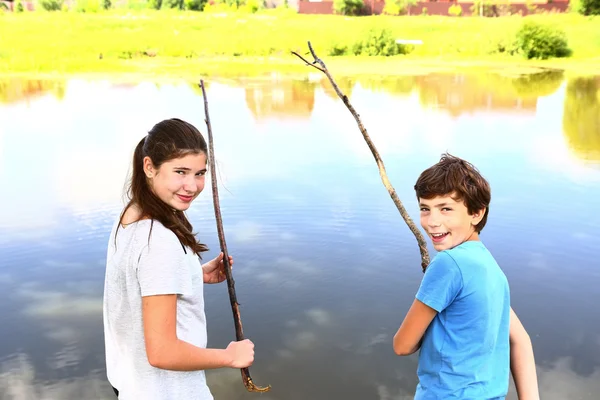 Teen fratelli ragazzi ragazzo e ragazza pesca — Foto Stock