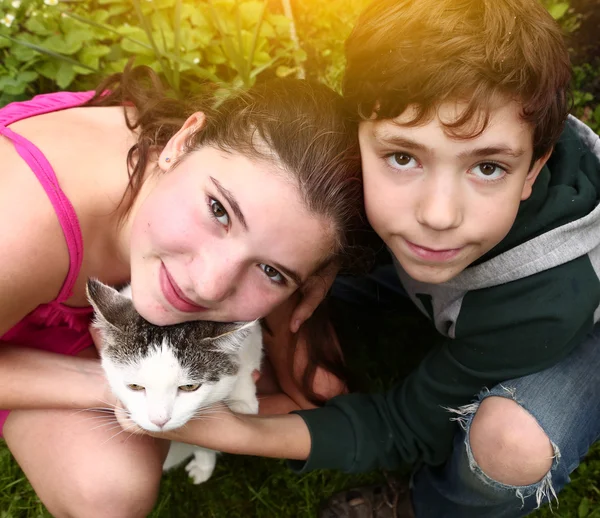 Adolescente hermanos chico y chica con gato —  Fotos de Stock