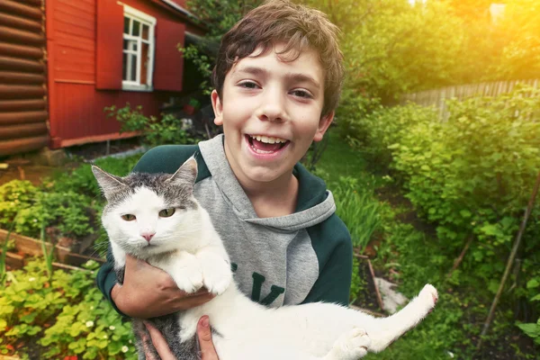 Красивый мальчик с сибирской кошкой — стоковое фото