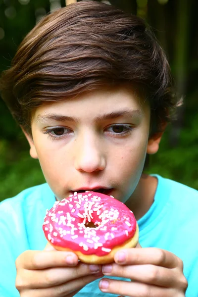 Jongen eten ring met roze aardbei — Stockfoto